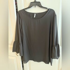 Women’s xl 3/4 length sleeve black flowey shirt